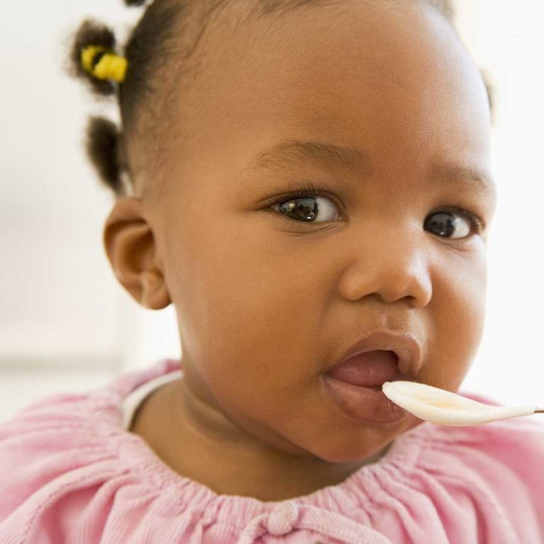 4 signs your baby is ready to start eating solids
